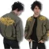 Olivgrüne Muai Bomber Jacke Small -Outlet-Horror-Shop GO1199 Olivegruene Bomberrjacke mit Goldstickerei Gothicwear Punk Fashin Alternative Klamotten EMO Fashion Bomberjacke Biker Mode