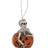 Halloween Holz Ornament Skelett In Kürbis 8cm -Outlet-Horror-Shop halloween holz ornament skelett in kuerbis 8cm weihnachtskugel halloween fan christbaumschmuck halloween 54292