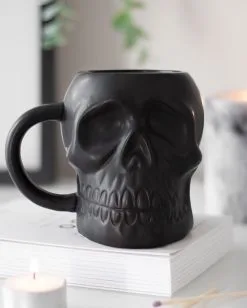 Schwarze Matte Totenkopf Tasse -Outlet-Horror-Shop schwarze matte totenkopf tasse matte black skull mug totenschaedel tasse gothic wohnaccessoire 54298 04
