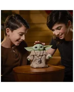 The Child Baby Yoda Figur Mit Bewegung & Sound - The Mandalorian -Outlet-Horror-Shop the child baby yoda figur mit bewegung und sound star wars the mandalorian baby yoda grogu animatronic 51316 3